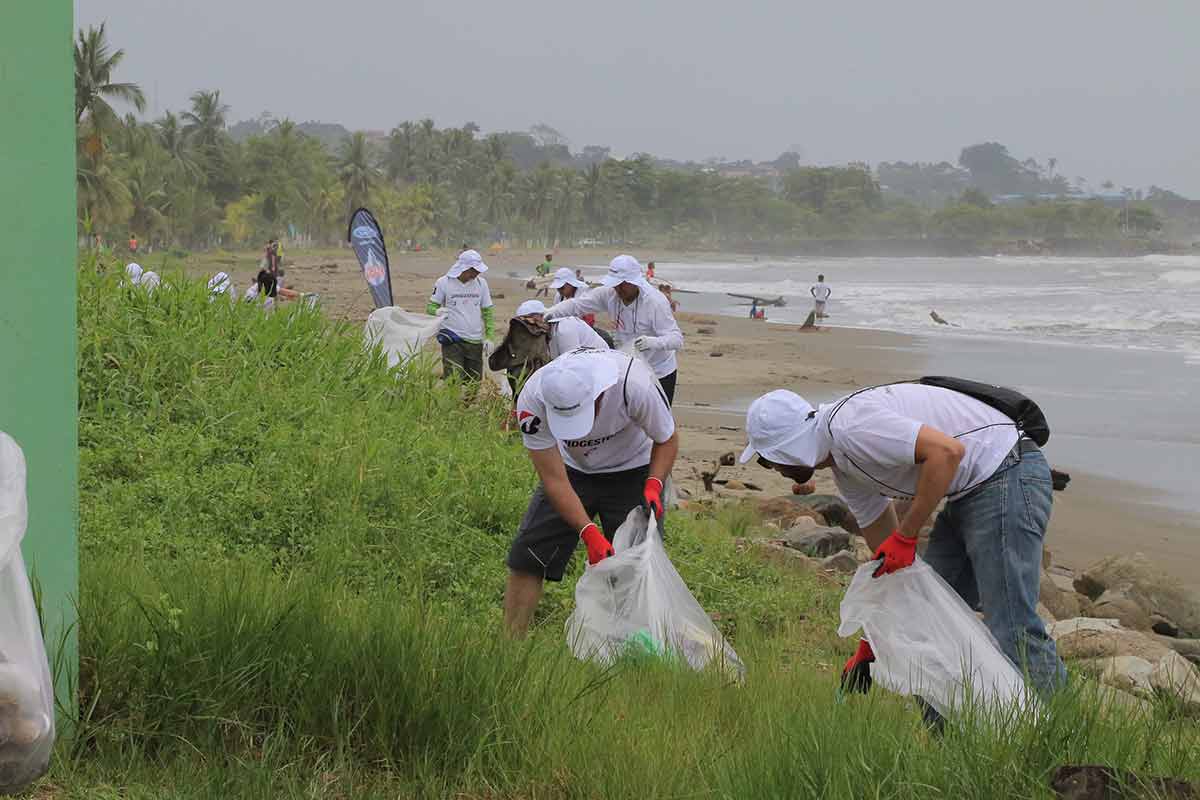 Voluntarios de Bridgestone Costa Rica limpiando las playas
