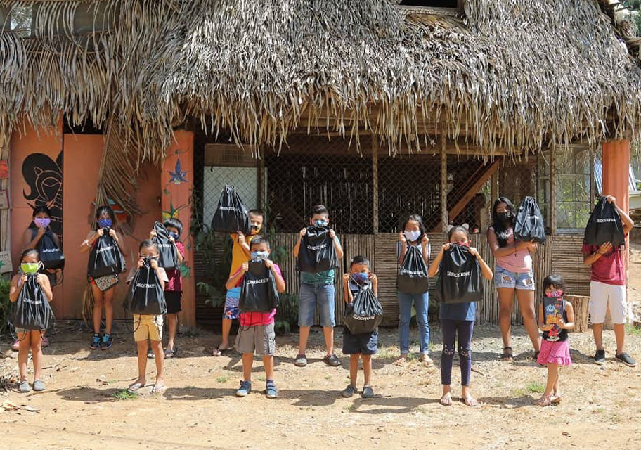 Donación de útiles a niños de comunidades indígenas